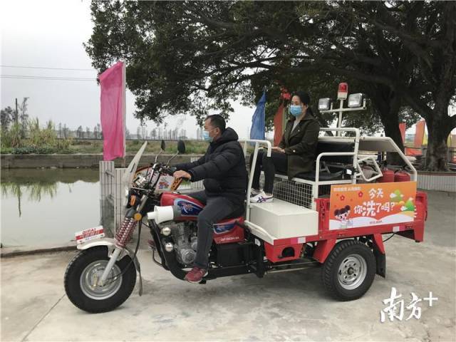 石溪村利用微型消防車進行防控宣傳。
