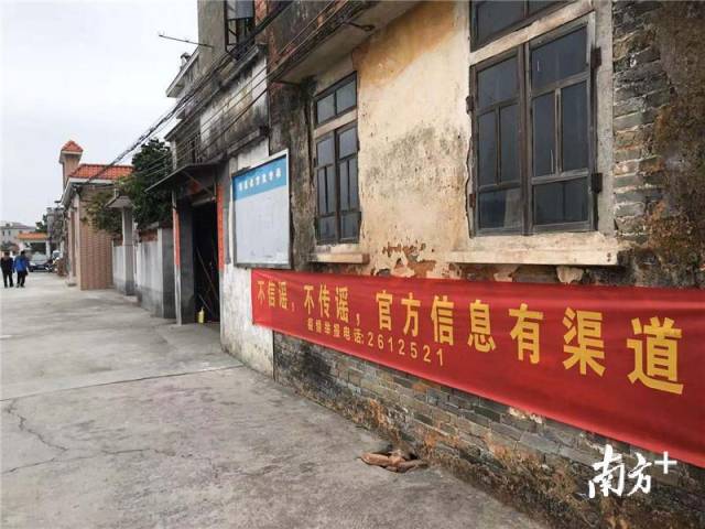 石溪村主干道上的橫幅。