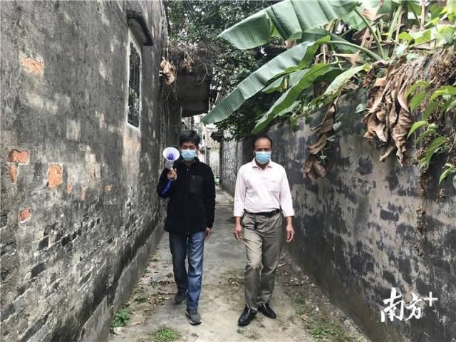 中股村黨支部書記司徒遠林（右）用大喇叭宣傳防疫知識。