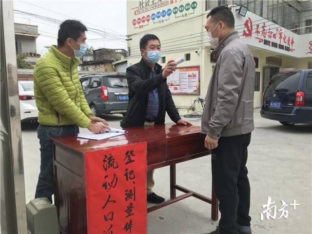 在石溪村，所有返鄉(xiāng)的流動人口都需要到村委會進行體溫檢測和信息登記。