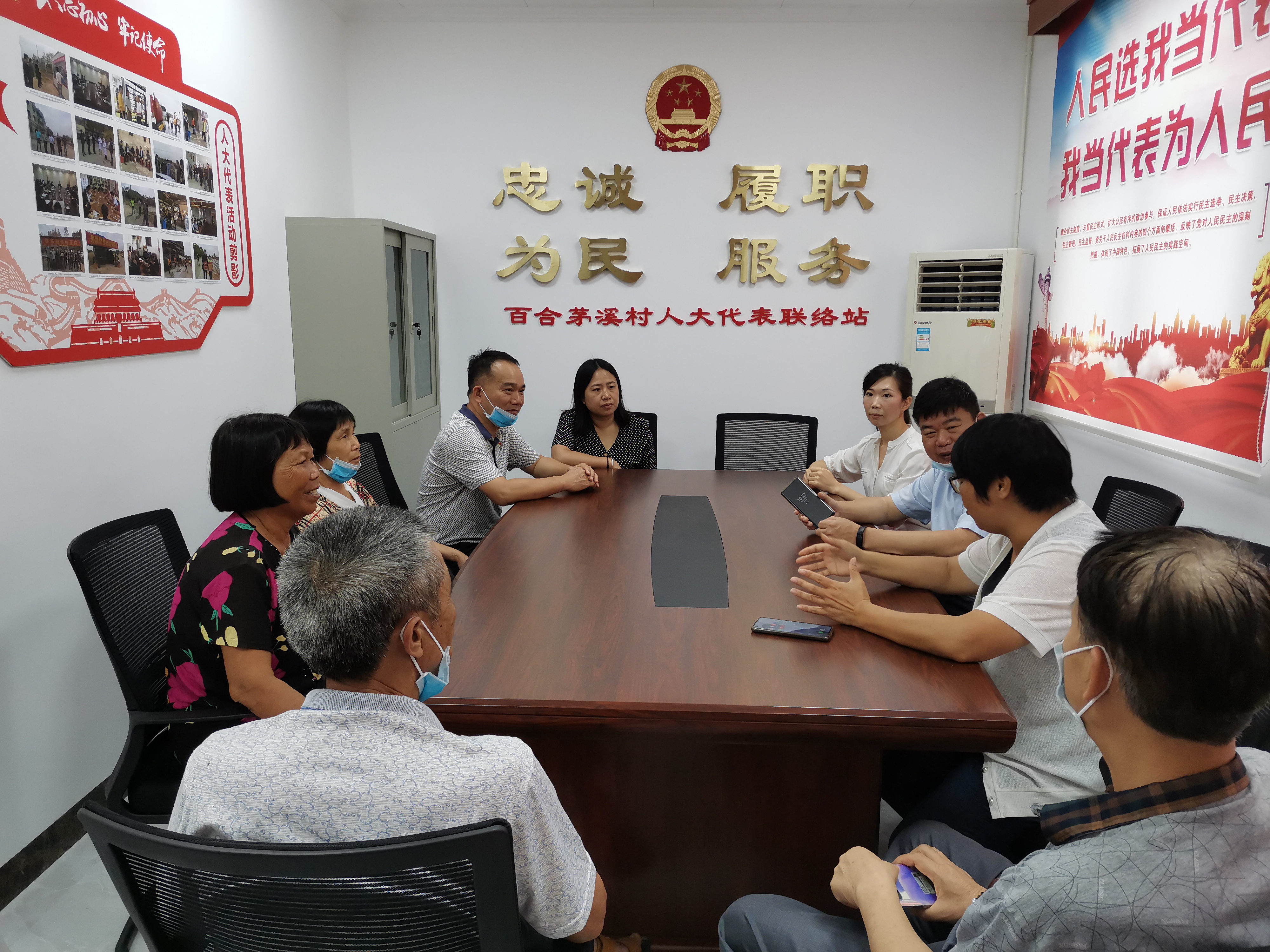 在人大代表聯(lián)絡(luò)站開展約見(jiàn)選民群眾活動(dòng).jpg