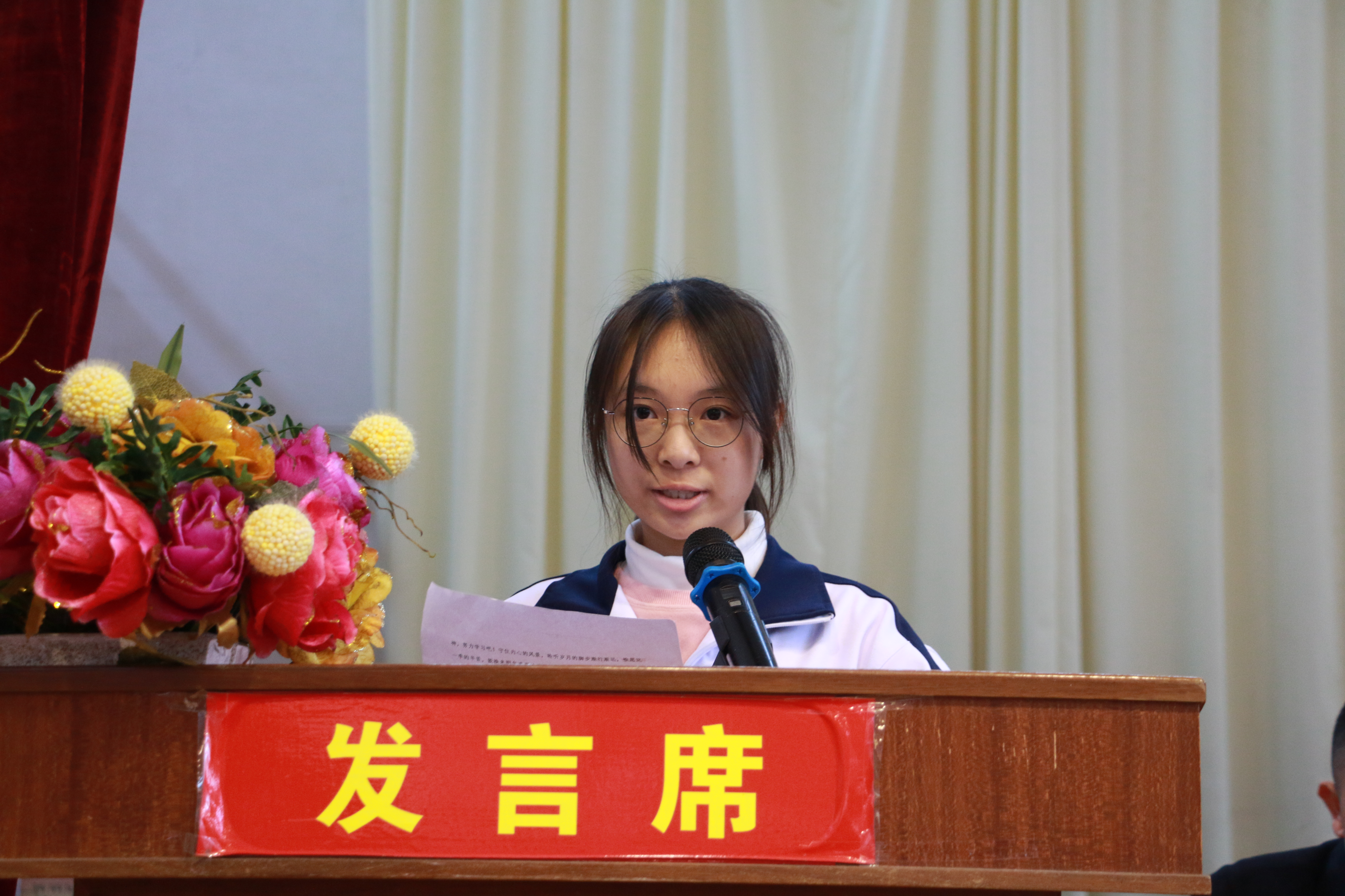 12、獲獎學(xué)生代表嚴(yán)綺楠講話.JPG