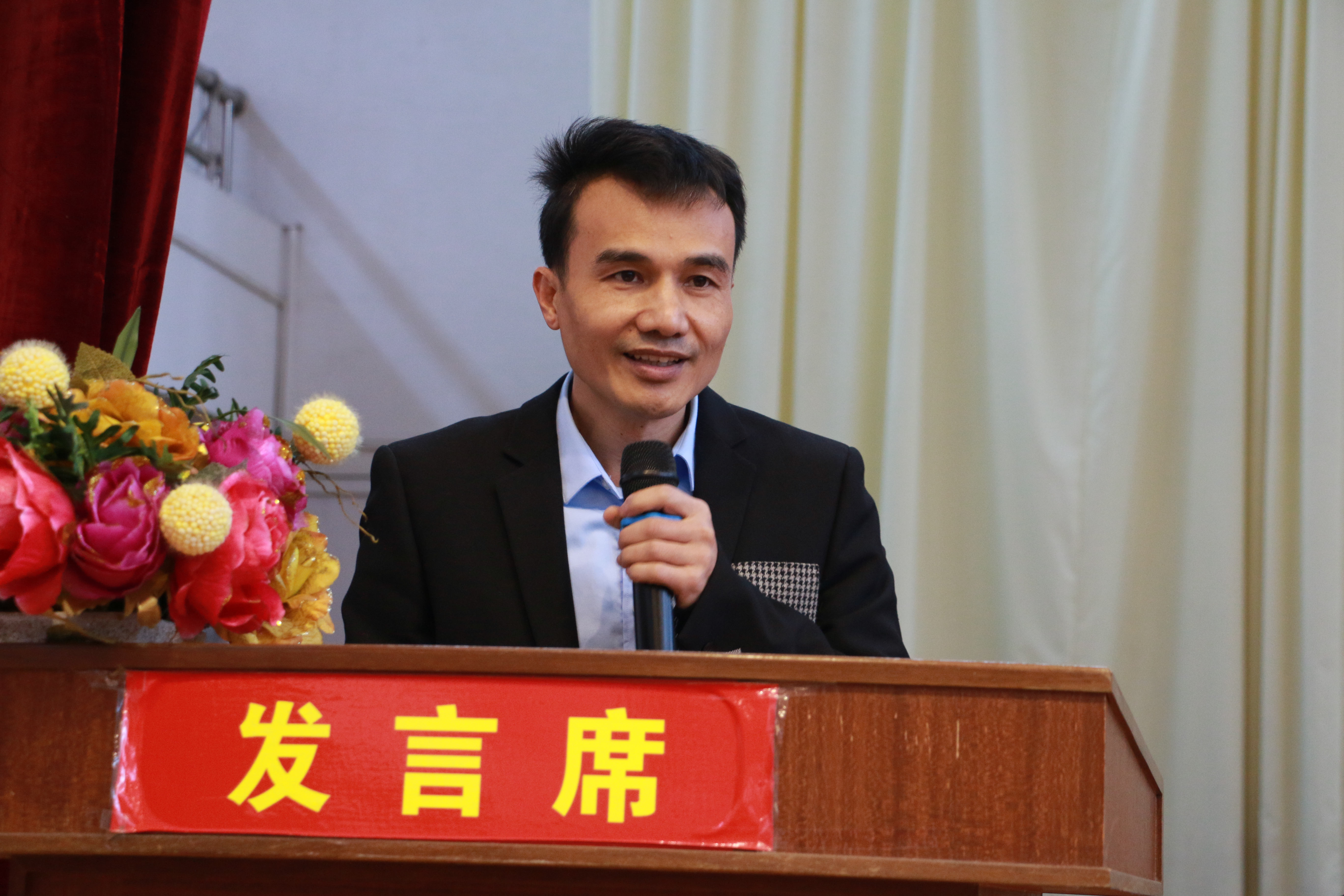 13、家長代表關(guān)國能講話.JPG