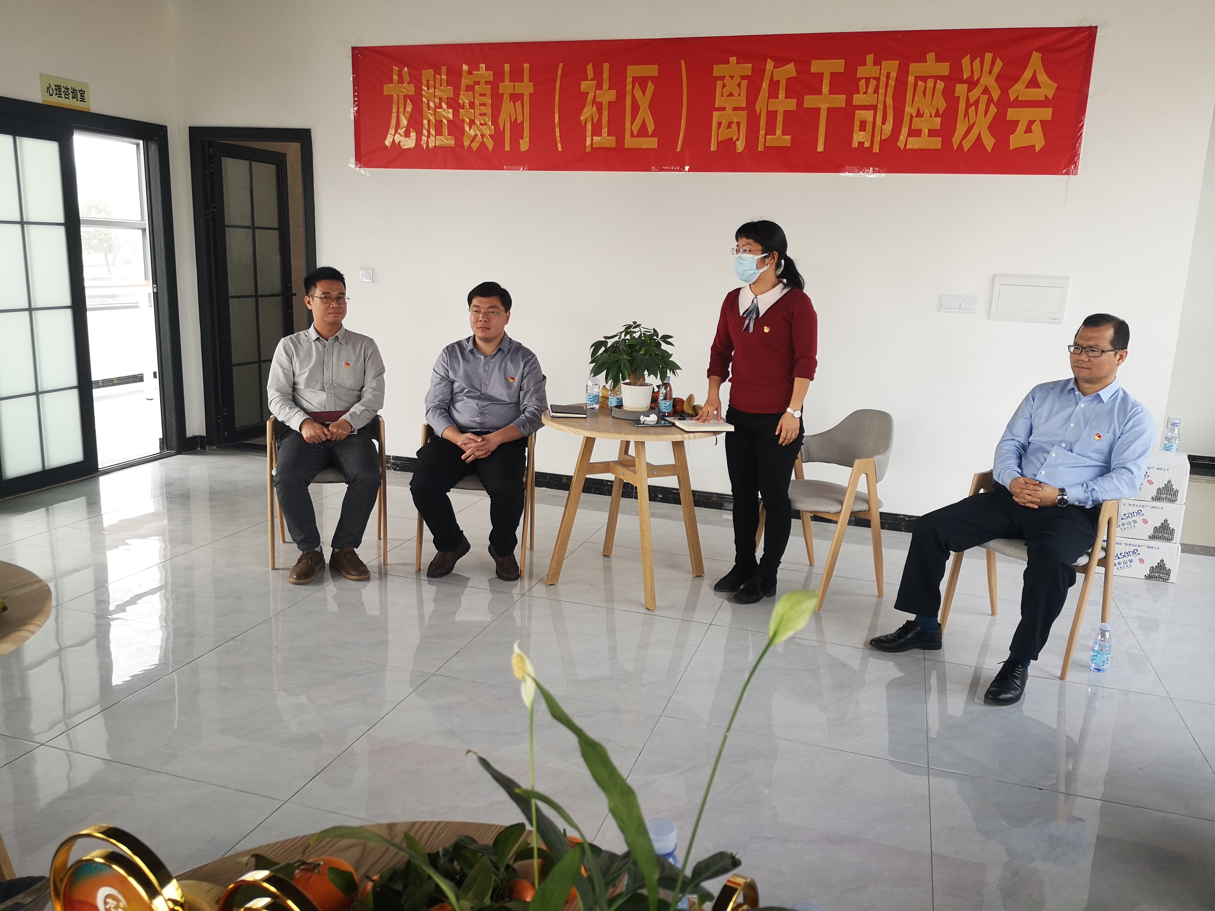 8鎮(zhèn)黨委副書記、鎮(zhèn)長黃巧娜講話.jpg