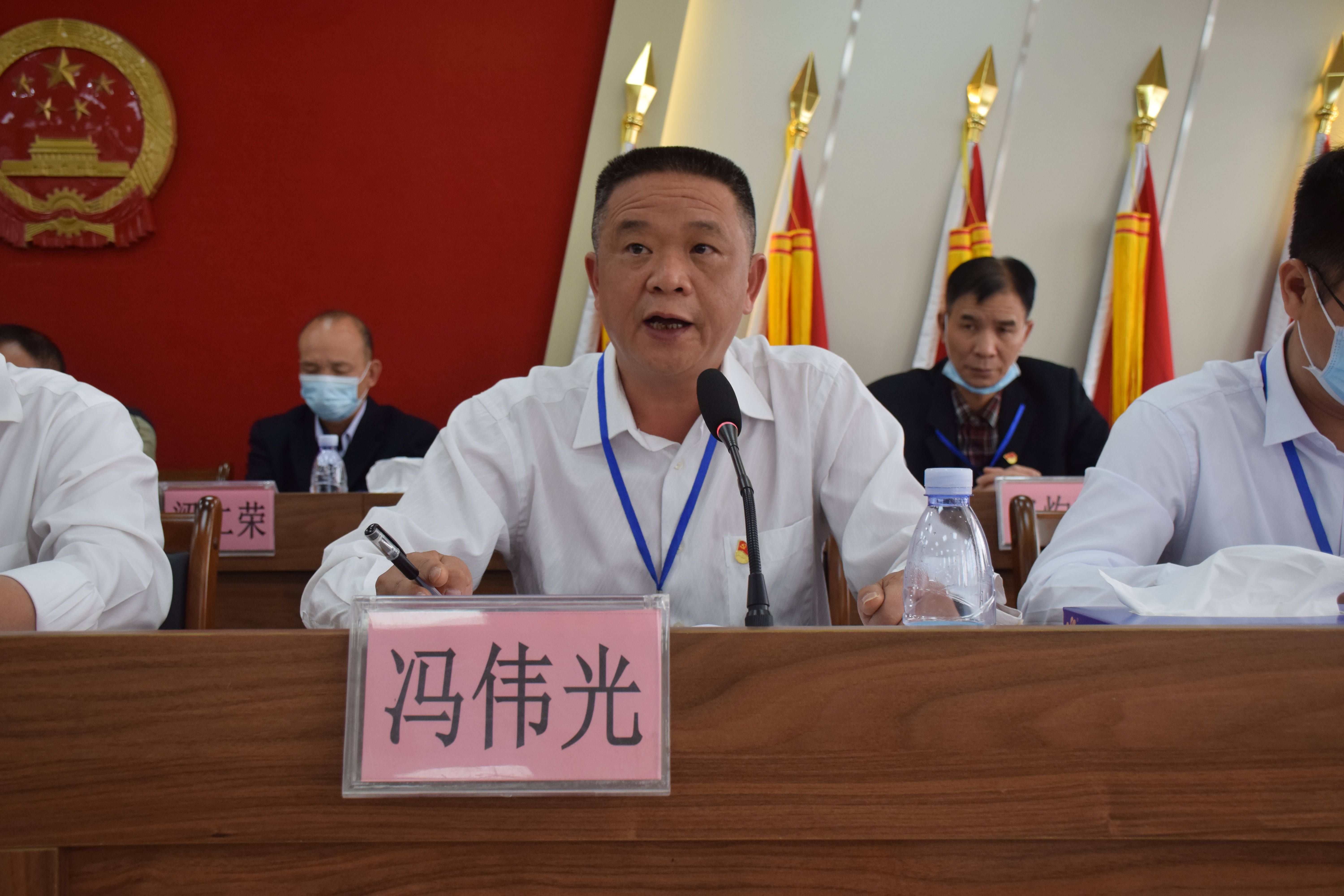3龍勝鎮(zhèn)人大主席馮偉光作《2020年龍勝鎮(zhèn)人大主席團工作報告》.JPG