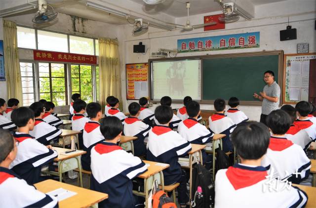 2011年6月，教育部授予開平市百合初級(jí)中學(xué)一個(gè)班為“周文雍陳鐵軍”班，并延續(xù)至今。楊興樂攝