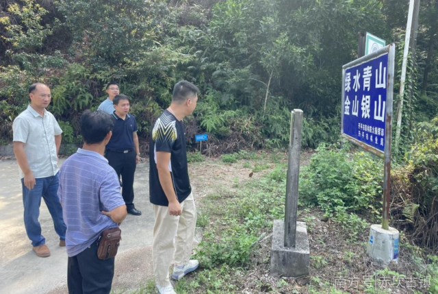 ▲檢查組要求加強(qiáng)路口人員管控和巡山護(hù)林，確保將火種留在山下