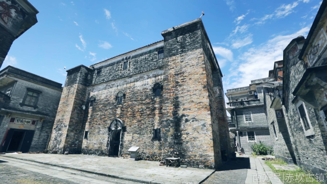▲迎龍樓樓體坐西北朝東南，樓高三層，磚木結(jié)構(gòu)，距今已有440多年歷史。