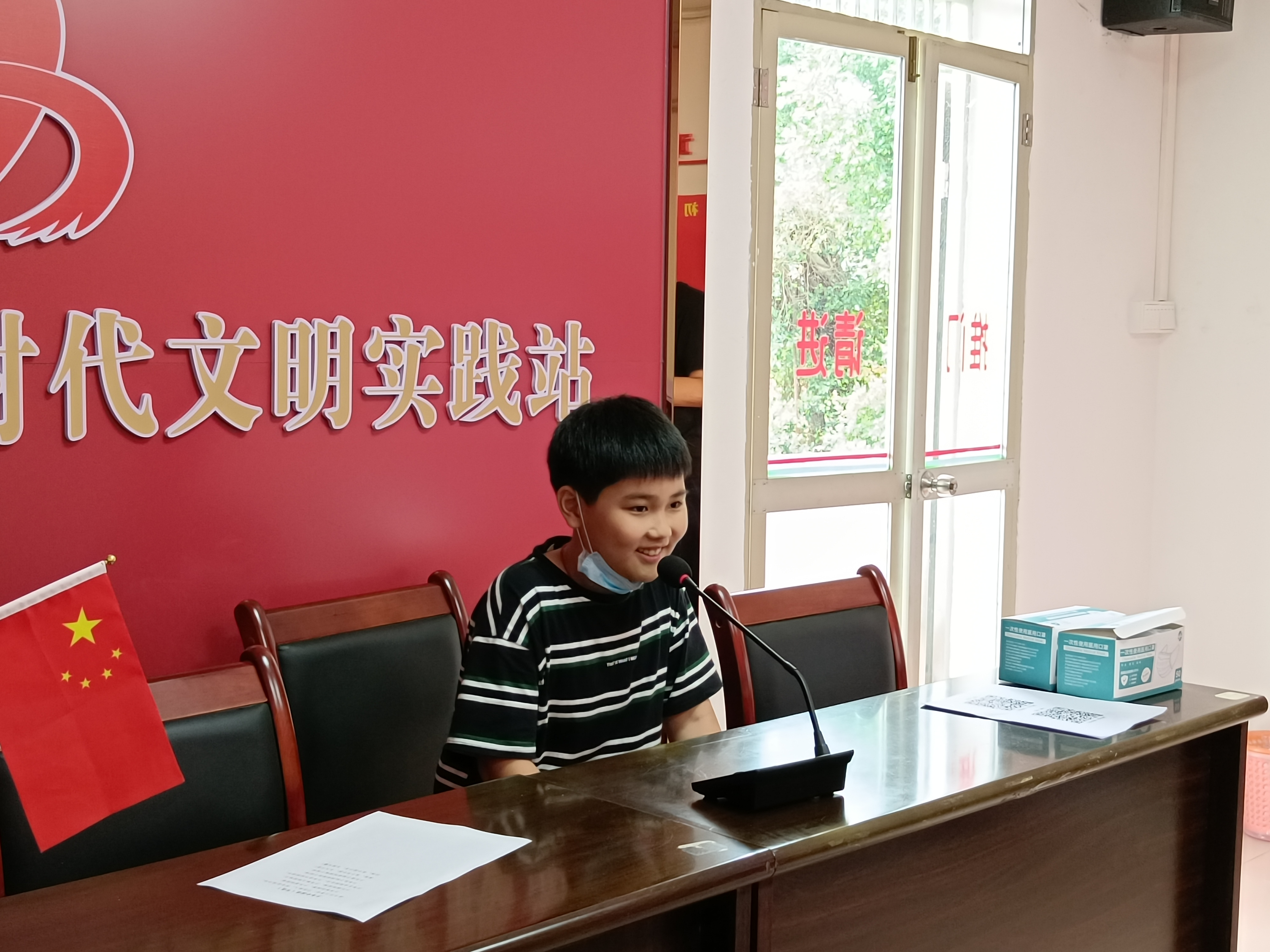4同學們上臺朗誦各經(jīng)典詩詞、詩歌.jpg