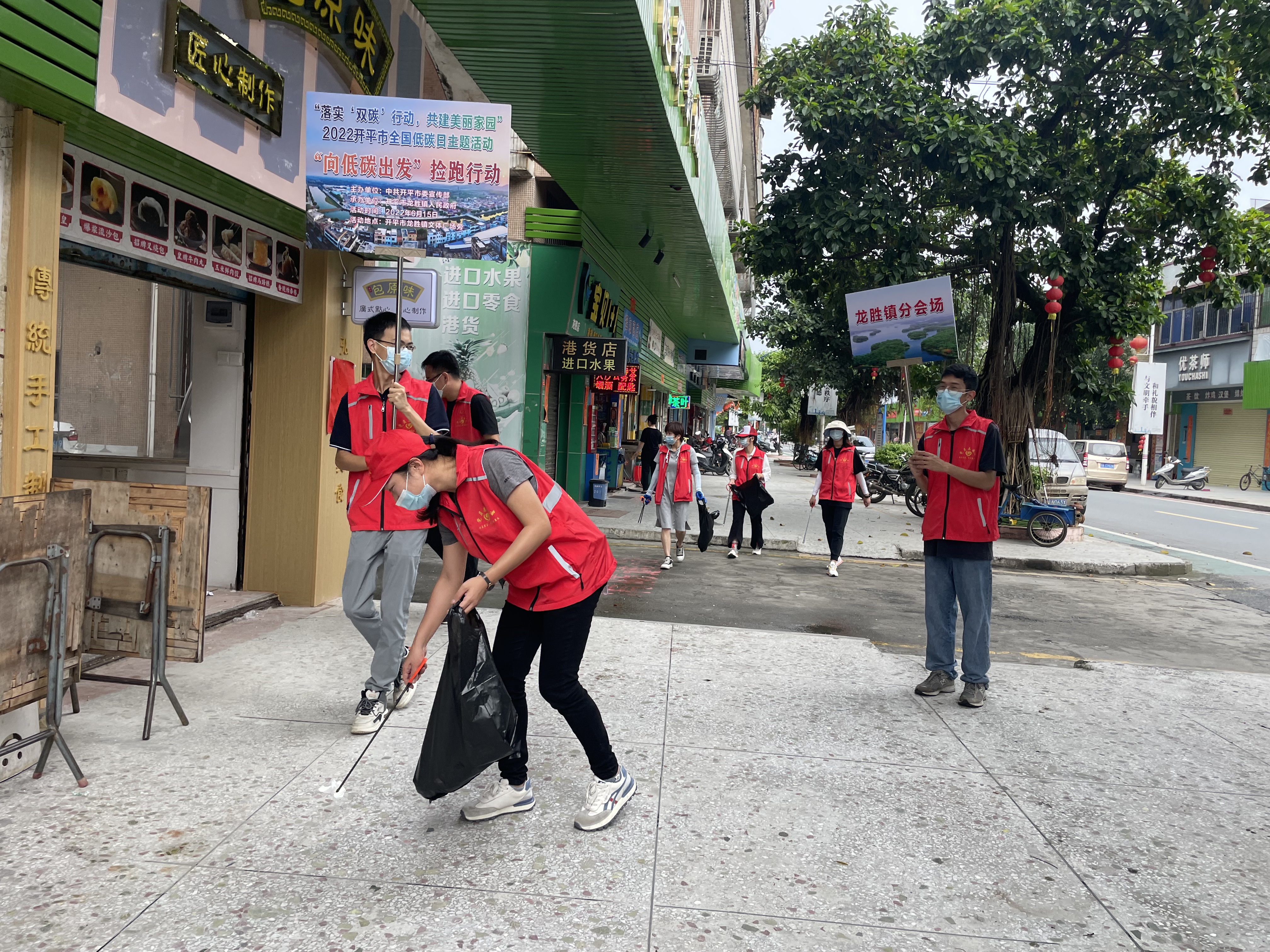 5黨員志愿者在龍勝墟用腳步和行動向群眾傳達保護生態(tài)環(huán)境的號召.jpg