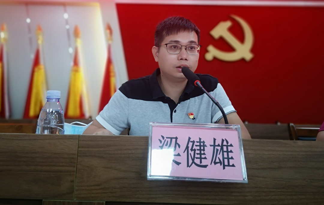 2龍勝鎮(zhèn)黨建辦負(fù)責(zé)同志作業(yè)務(wù)解讀。.png