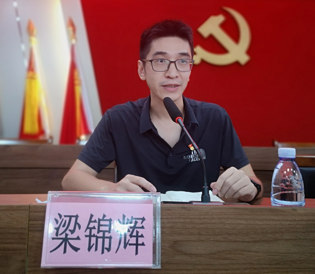 4龍勝鎮(zhèn)農(nóng)辦負(fù)責(zé)同志作鄉(xiāng)村振興業(yè)務(wù)解讀。.png