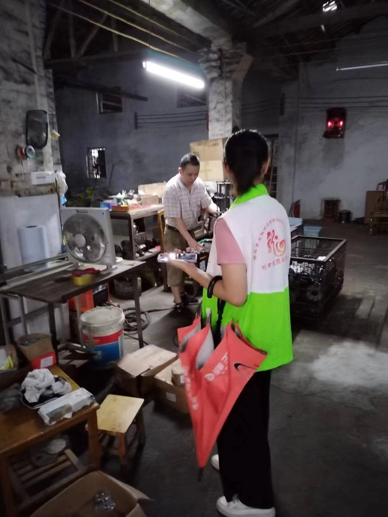 4網(wǎng)格員入戶查看群眾住房環(huán)境，詢問房屋漏水、進水情況.jpg