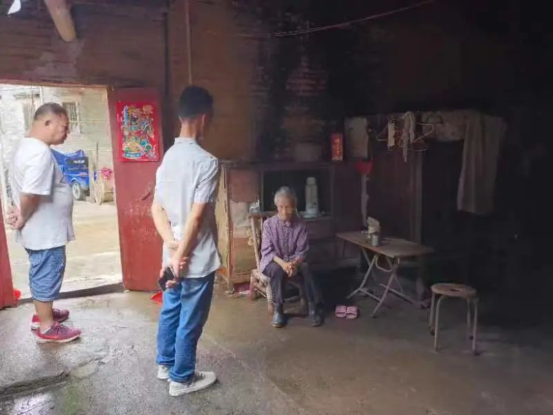 5網(wǎng)格員入戶查看群眾住房環(huán)境，詢問房屋漏水、進水情況.jpeg