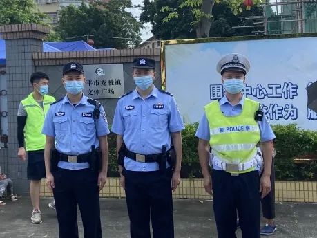 25安保人員不懼酷暑，堅(jiān)守崗位，維持著現(xiàn)場秩序.jpg