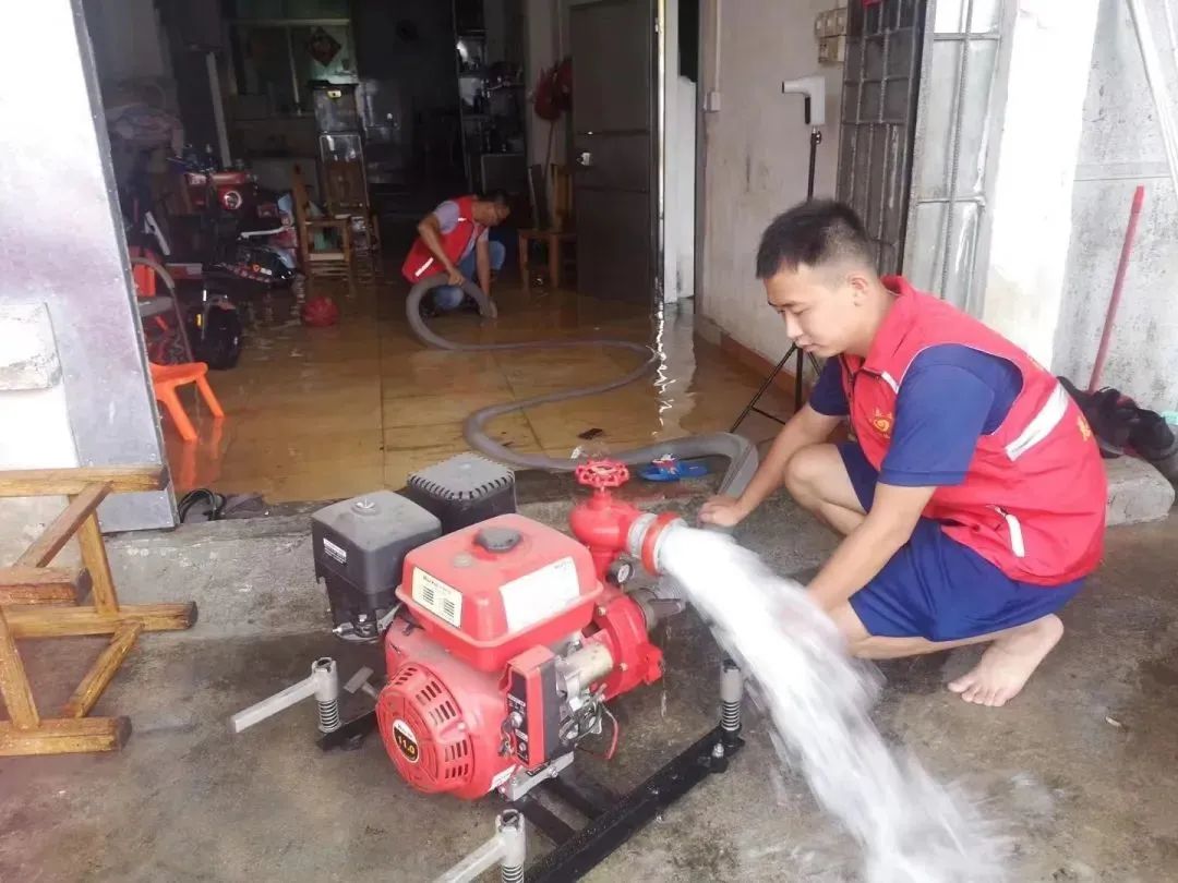 13志愿者們搬來抽水機(jī)，幫助受災(zāi)群眾房屋排水.jpg