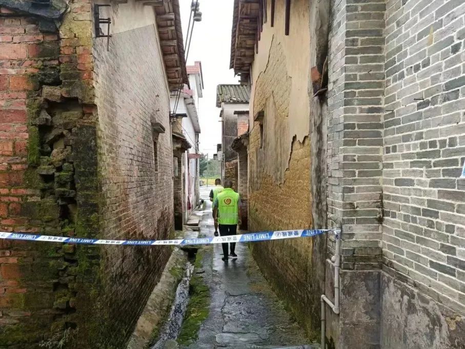 14志愿者入村入戶查看群眾居住環(huán)境，詢問房屋漏水、進(jìn)水情況，全覆蓋排查涉危房.jpg