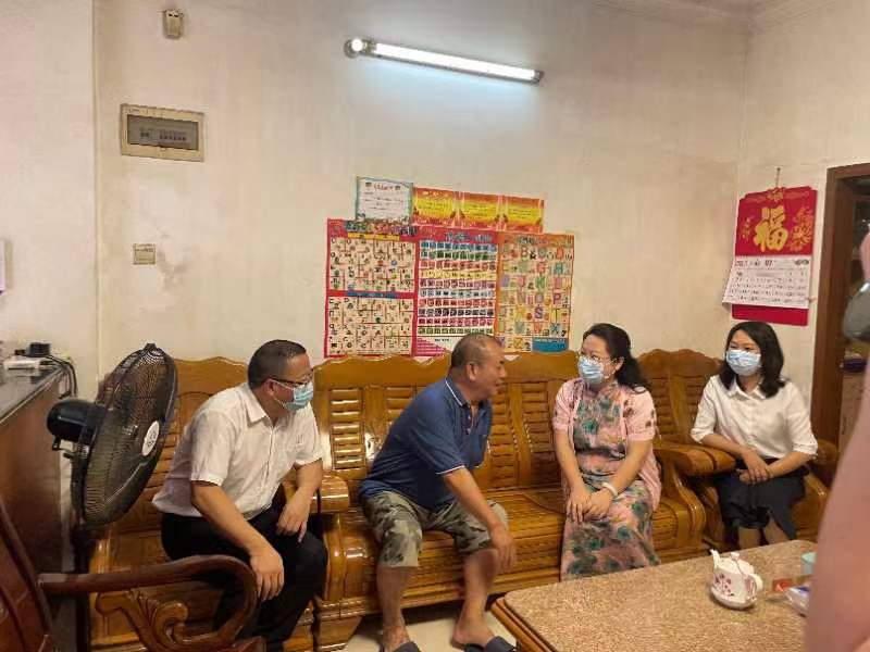 1江門市委常委、市委宣傳部部長陳冀來到龍勝鎮(zhèn)政府退休干部、二等功臣蘇學東家中，向他致以節(jié)日問候.jpg
