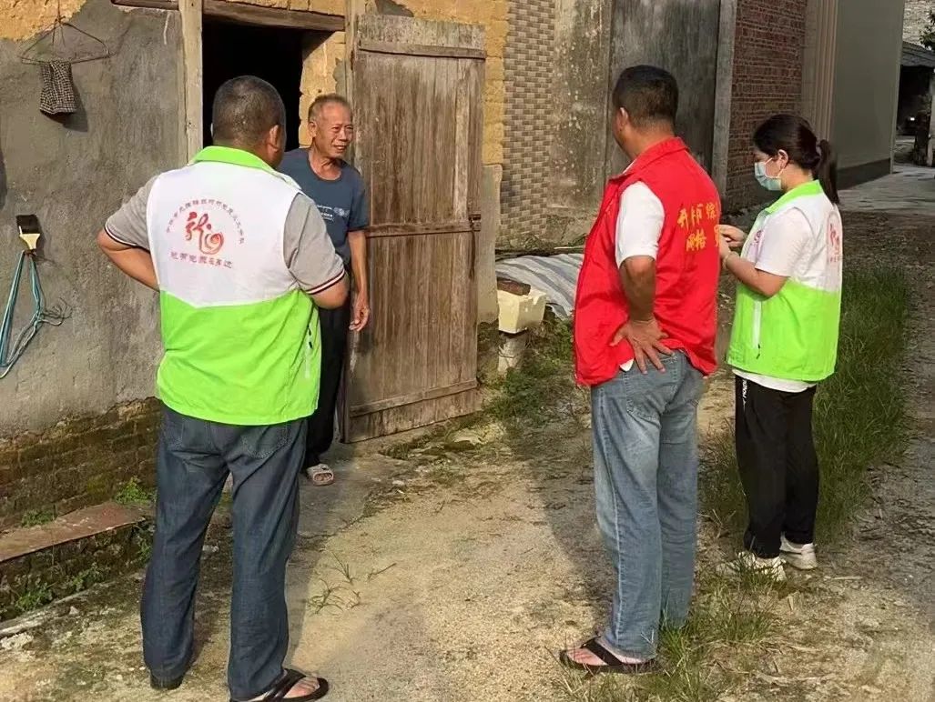 5防臺檢查組和駐村聯(lián)系組下沉一下，對危舊房進行全面排查.jpg