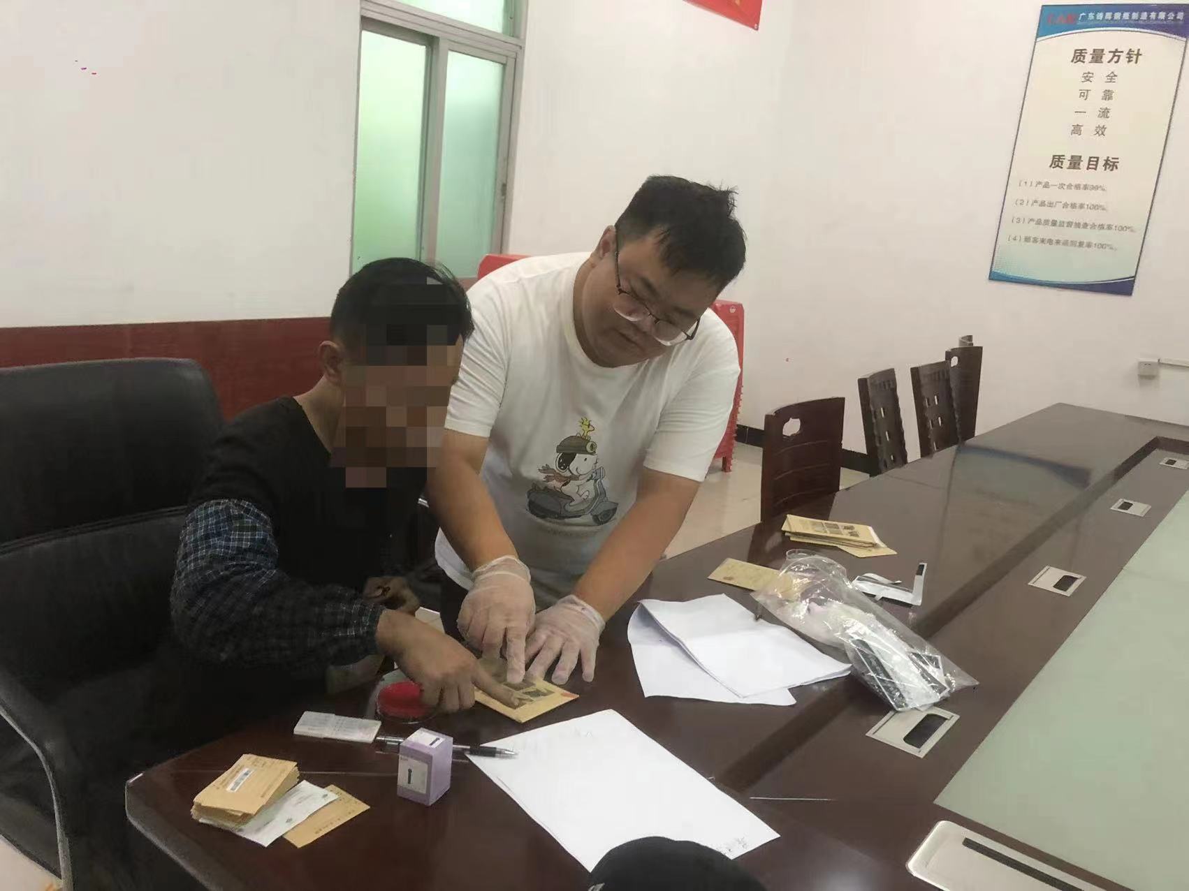 8對龍勝鎮(zhèn)在冊現(xiàn)有吸毒人員、病殘吸毒人員、重點行業(yè)從業(yè)人員以及鎮(zhèn)府全體工作人員、村（社區(qū)）“兩委”干部、各站所工作人員全面落實毛發(fā)檢測工作.jpg