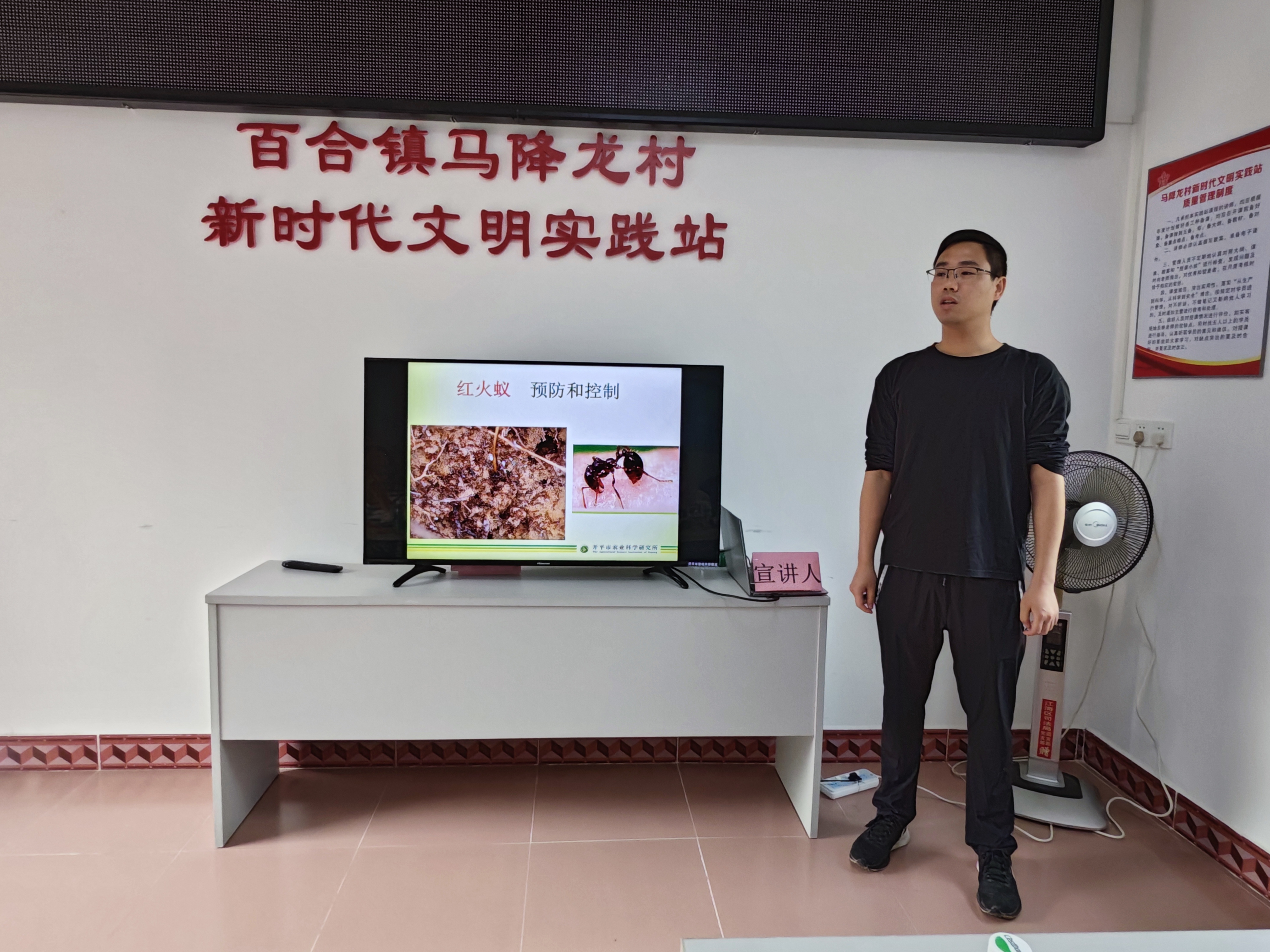 （圖片資料）Ⅱ-2-2)-②2022年11月22日開平市農(nóng)業(yè)農(nóng)村局在百合鎮(zhèn)馬降龍村開展學(xué)習(xí)農(nóng)業(yè)技術(shù)宣傳 共展振興夢想“聽黨話、感黨恩、跟黨走”主體教育活動（2）.jpg