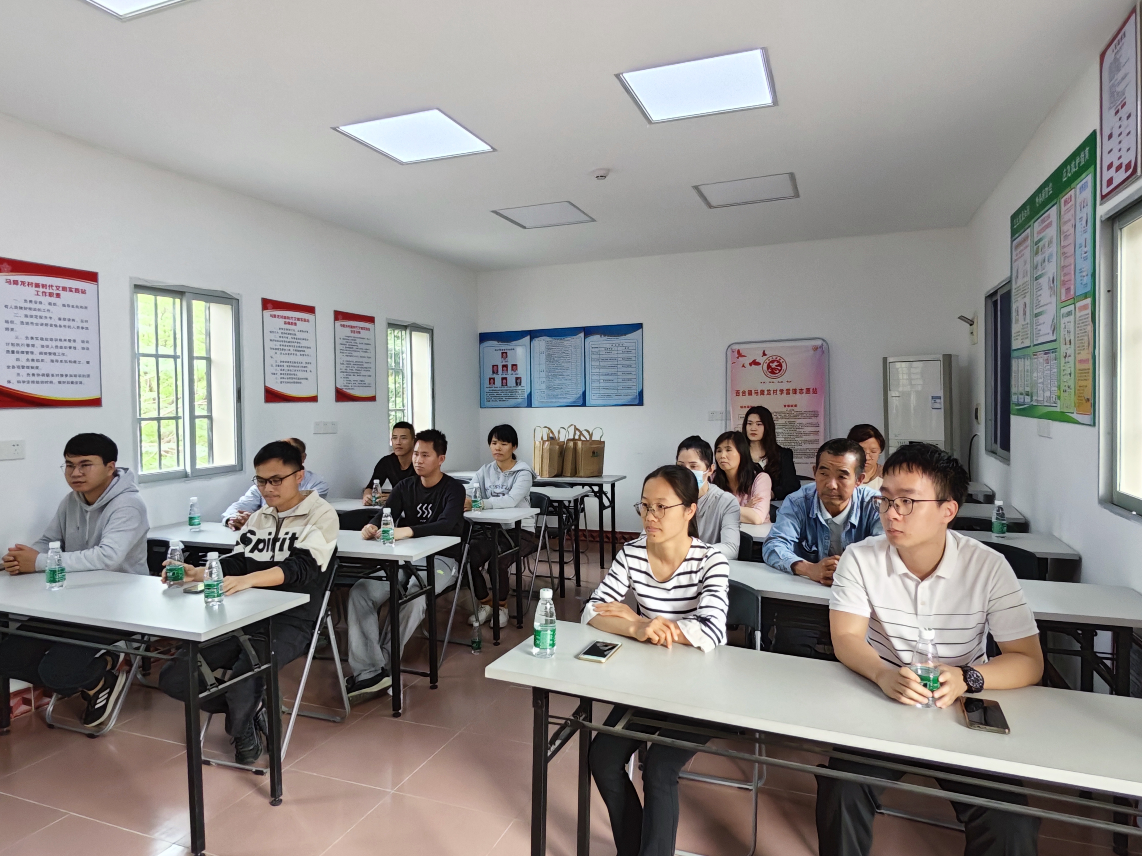 （圖片資料）Ⅱ-2-2)-②2022年11月22日開平市農(nóng)業(yè)農(nóng)村局在百合鎮(zhèn)馬降龍村開展學(xué)習(xí)農(nóng)業(yè)技術(shù)宣傳 共展振興夢想“聽黨話、感黨恩、跟黨走”主體教育活動（3）.jpg