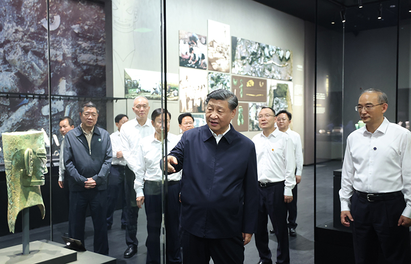 7月25日至27日，中共中央總書記、國家主席、中央軍委主席習(xí)近平在四川考察。這是26日下午，習(xí)近平在位于德陽市廣漢市的三星堆博物館新館參觀。