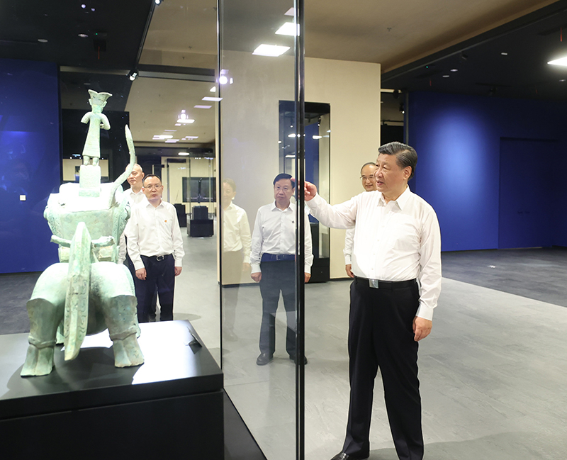 7月25日至27日，中共中央總書記、國家主席、中央軍委主席習(xí)近平在四川考察。這是26日下午，習(xí)近平在位于德陽市廣漢市的三星堆博物館新館參觀。