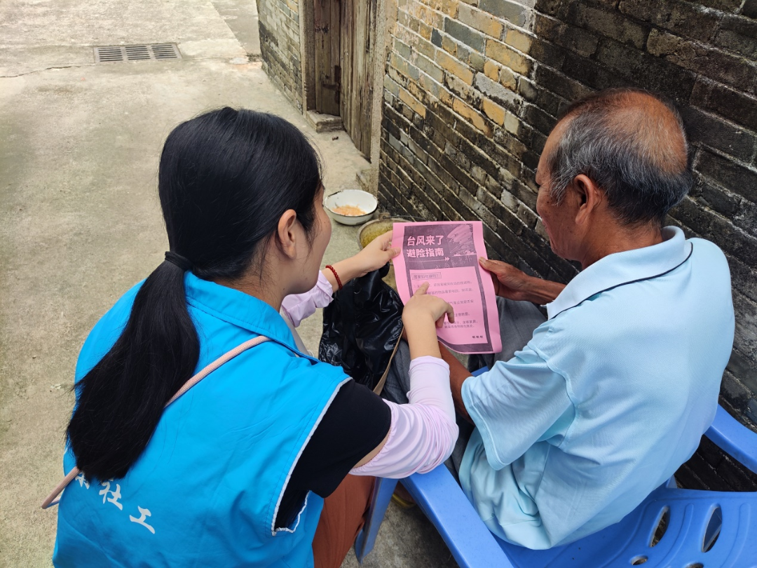 “雙百”社工為老人制作防風(fēng)避險(xiǎn)指南，并解說防御臺(tái)風(fēng)知識(shí).png