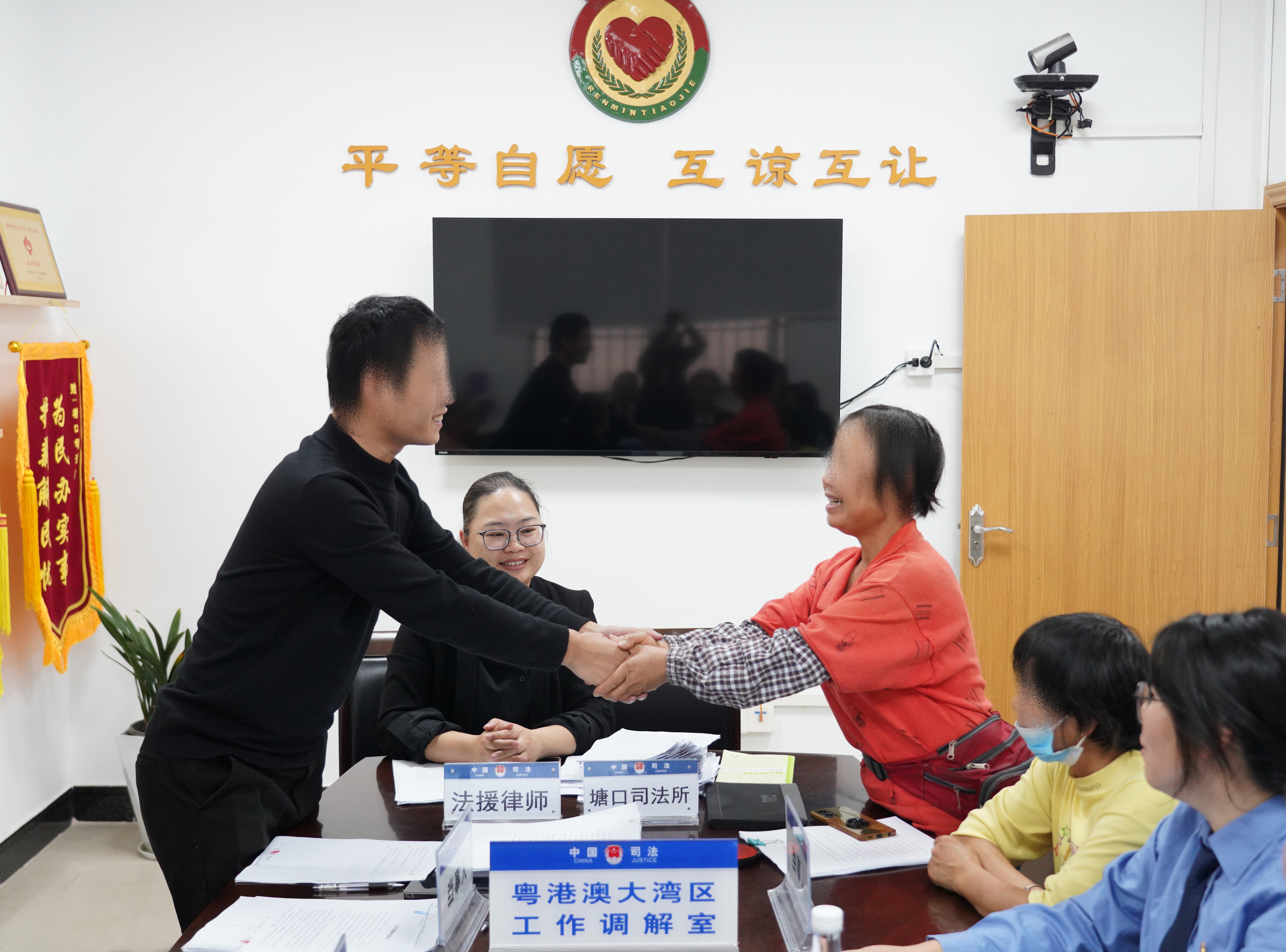 雙方代表握手言和，喜逐顏開.jpg