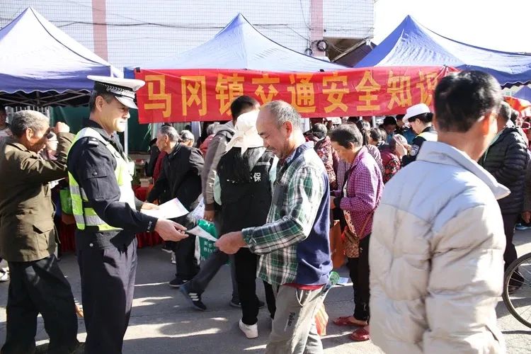 平安宣傳進(jìn)鎮(zhèn)街 警民互動(dòng)話安全