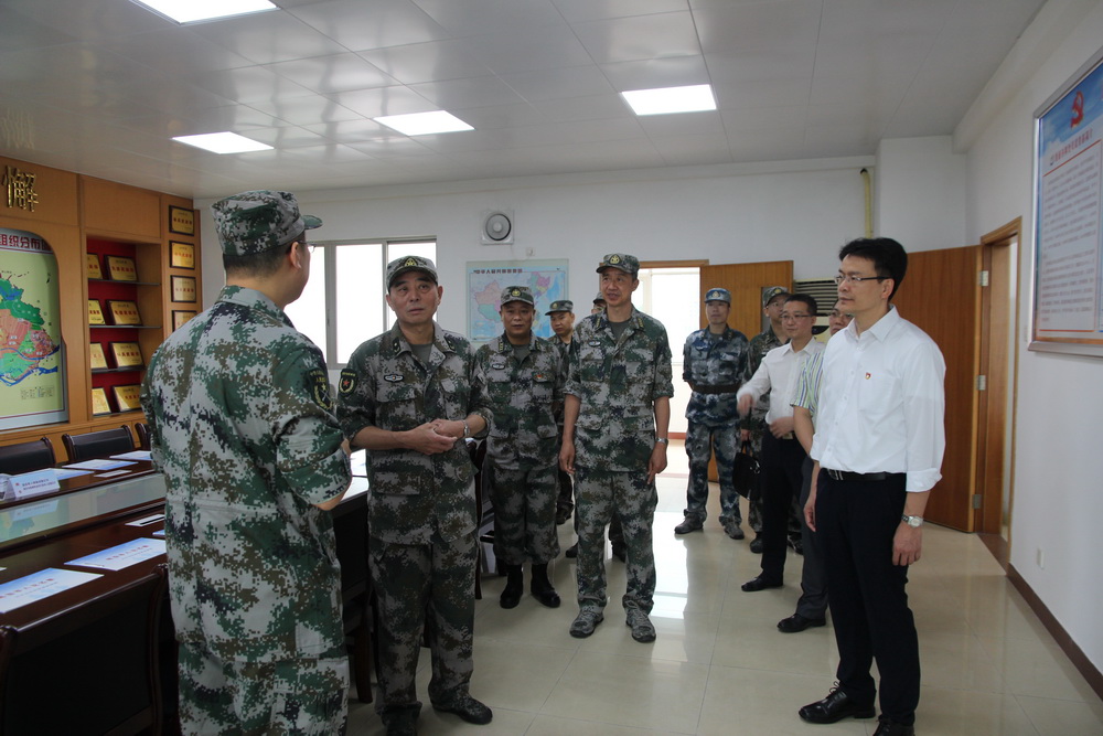 2018年05月08日，省軍區(qū)副政委梁躍嘉少將到長(zhǎng)沙街道調(diào)研武裝工作.jpg